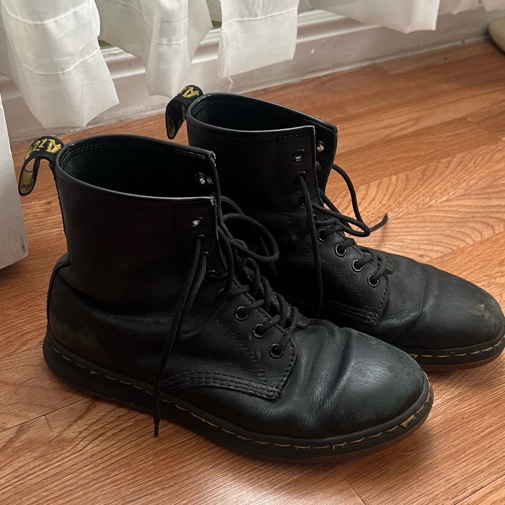 Dr. Martens Boots Women’s Size 9